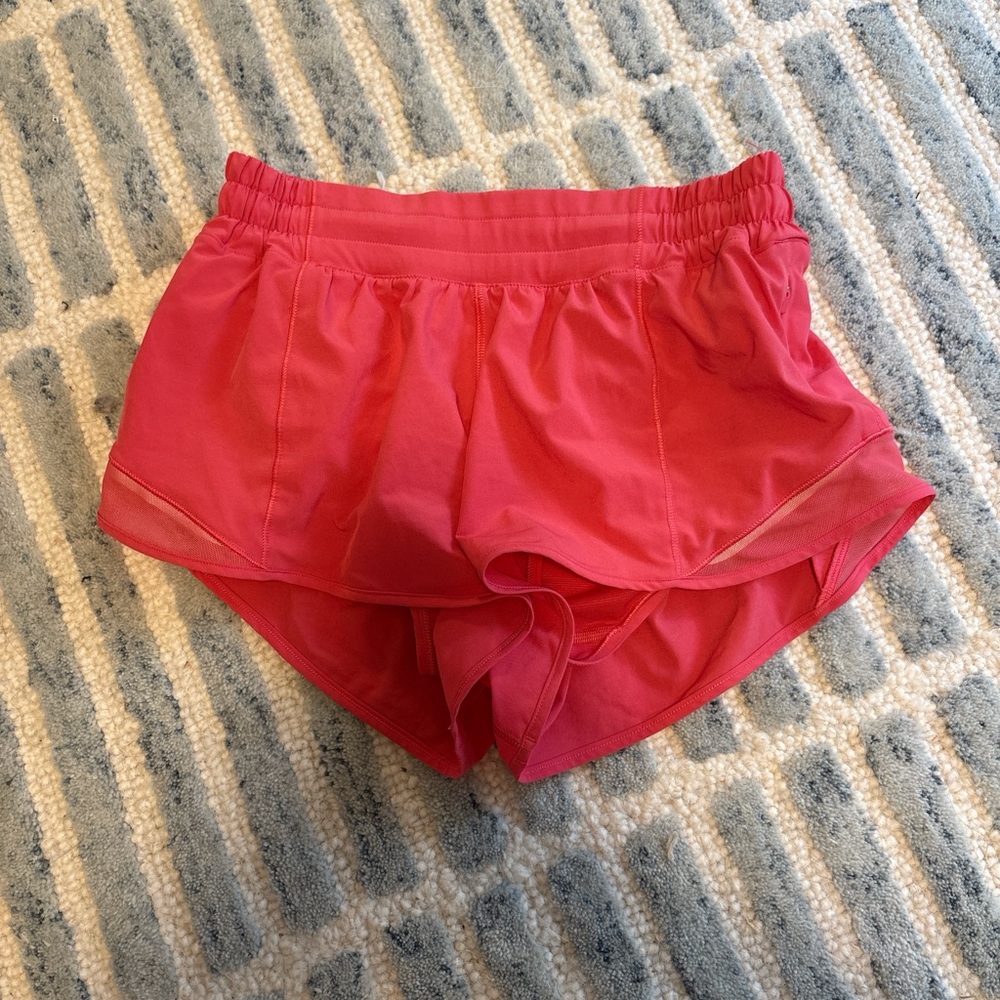 Lululemon hotty hot low rise 2.5 shorts